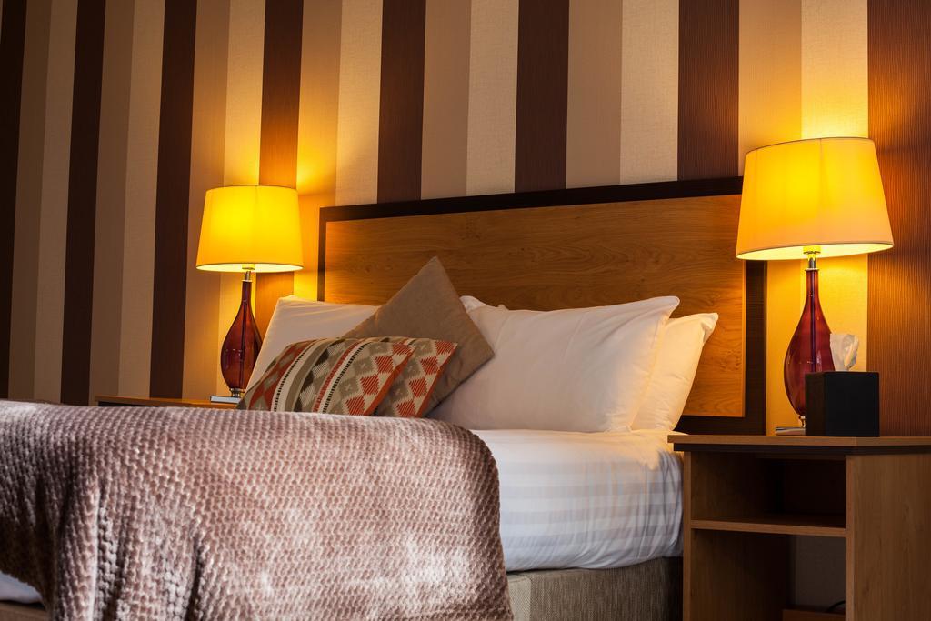The Riverside House Hotel Mildenhall Ngoại thất bức ảnh