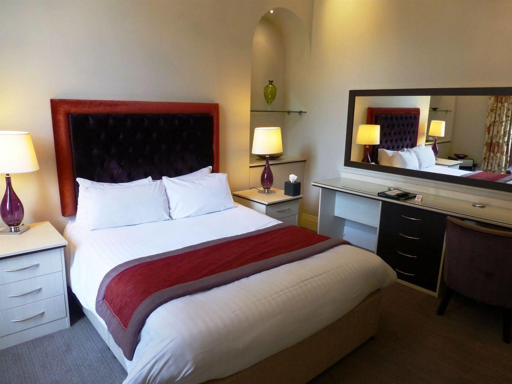 The Riverside House Hotel Mildenhall Ngoại thất bức ảnh